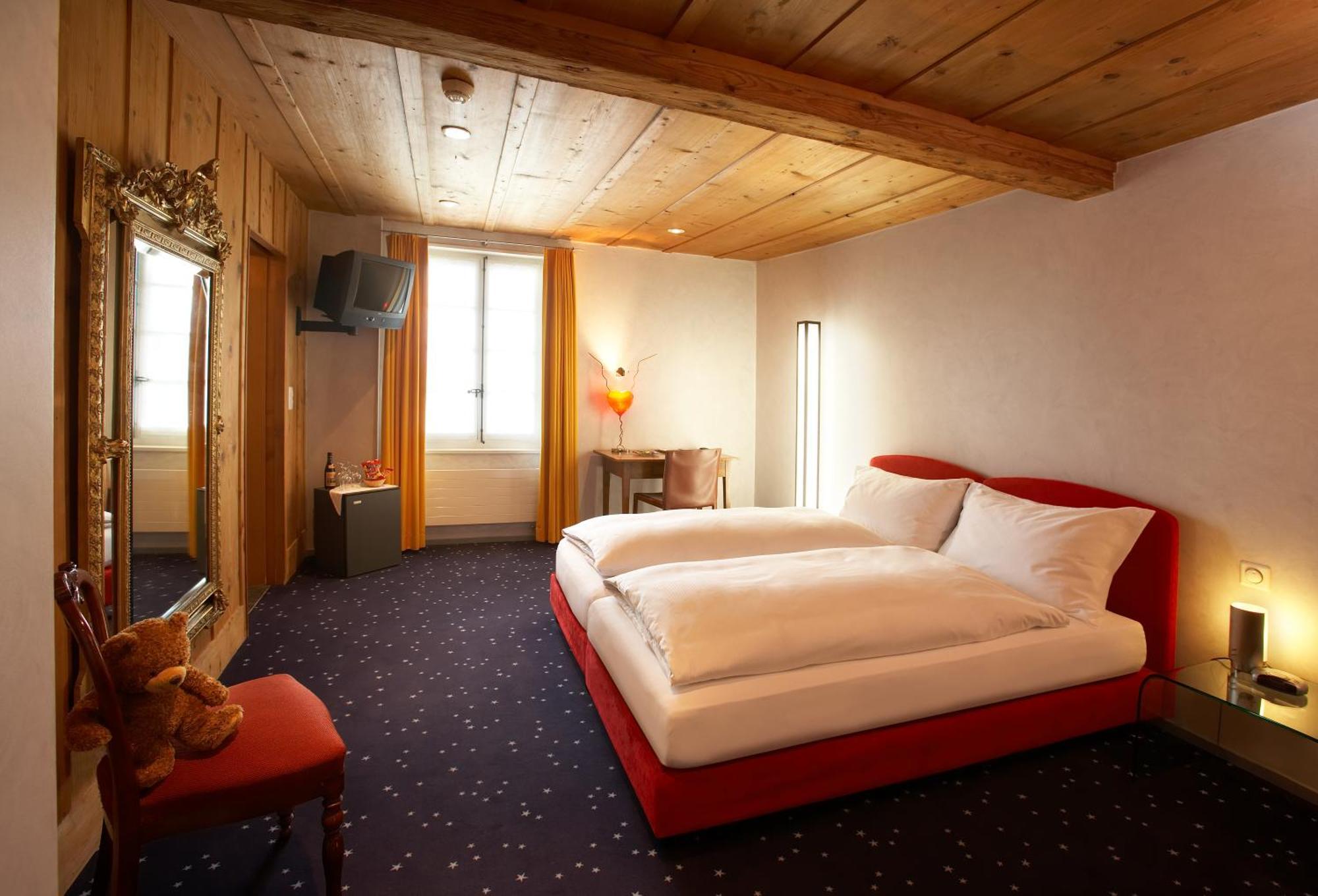 Romantik Hotel De L'Ours Sugiez Luaran gambar