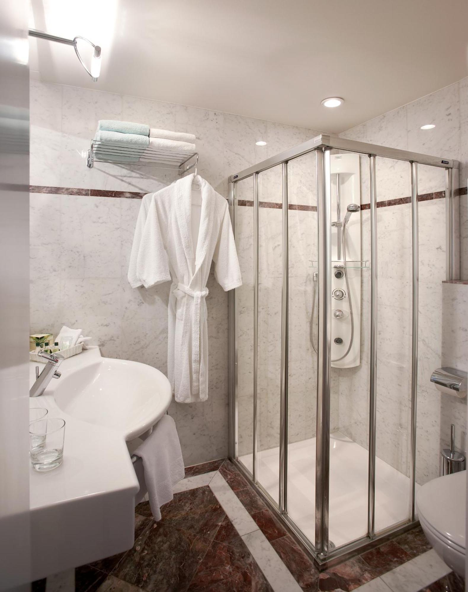 Romantik Hotel De L'Ours Sugiez Bilik gambar
